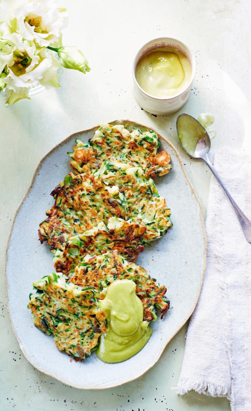 Heißluftfrittierte Zucchinipuffer angerichtet auf einem Teller