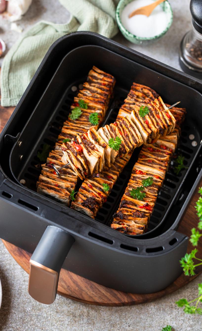 Kebab-Wrap-Spieße in der Schublade einer Heißluftfritteuse