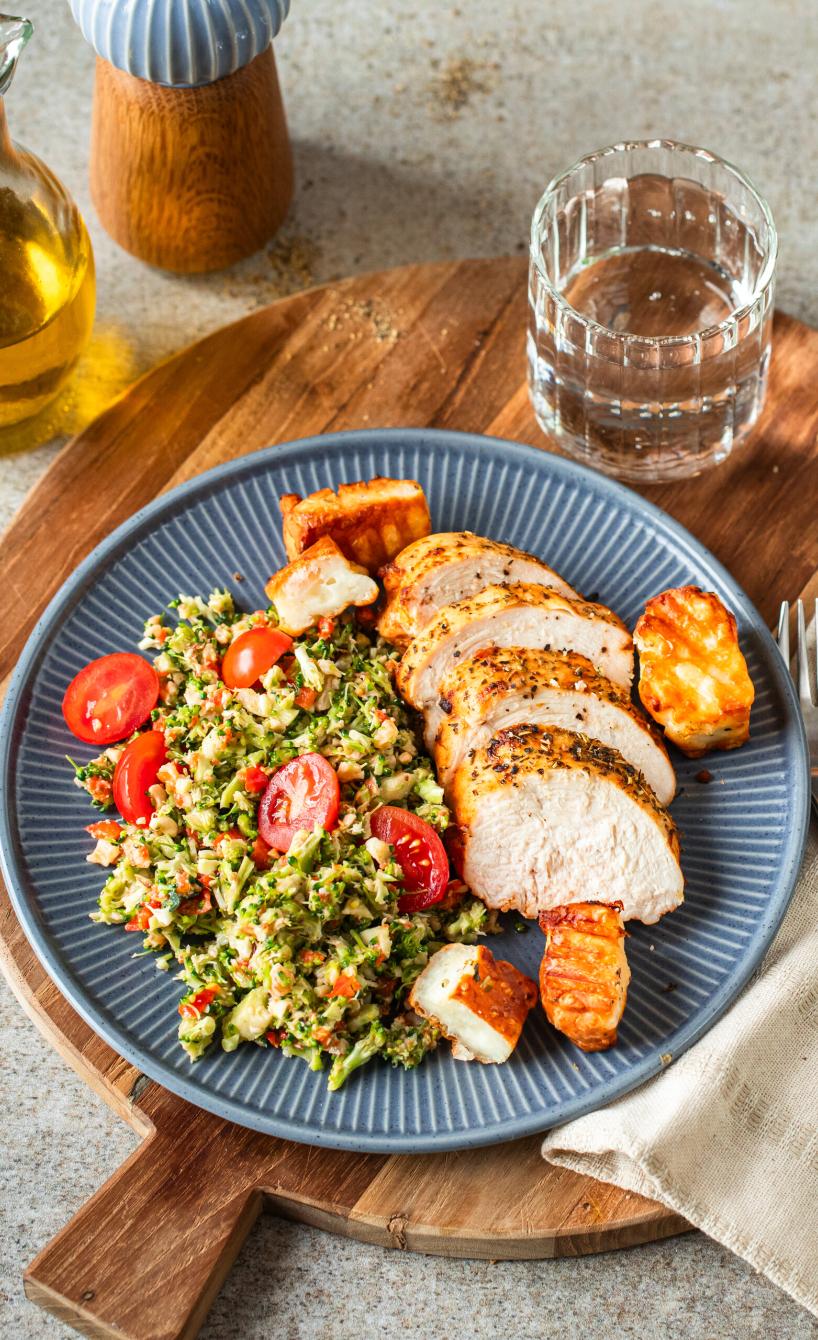 Brokkolisalat mit Hähnchen und Grillkäse aus dem Airfryer