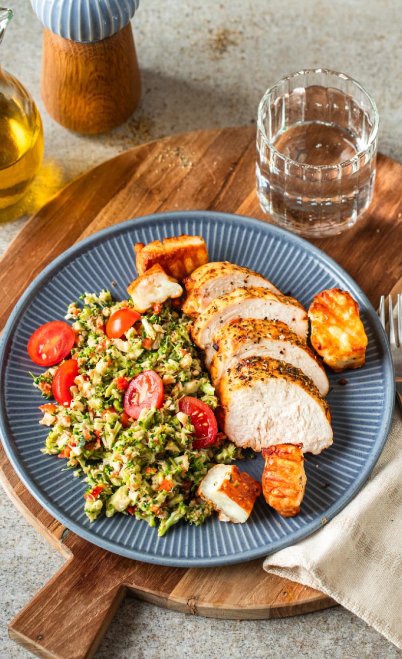 Brokkolisalat mit Hähnchen und Grillkäse aus dem Airfryer