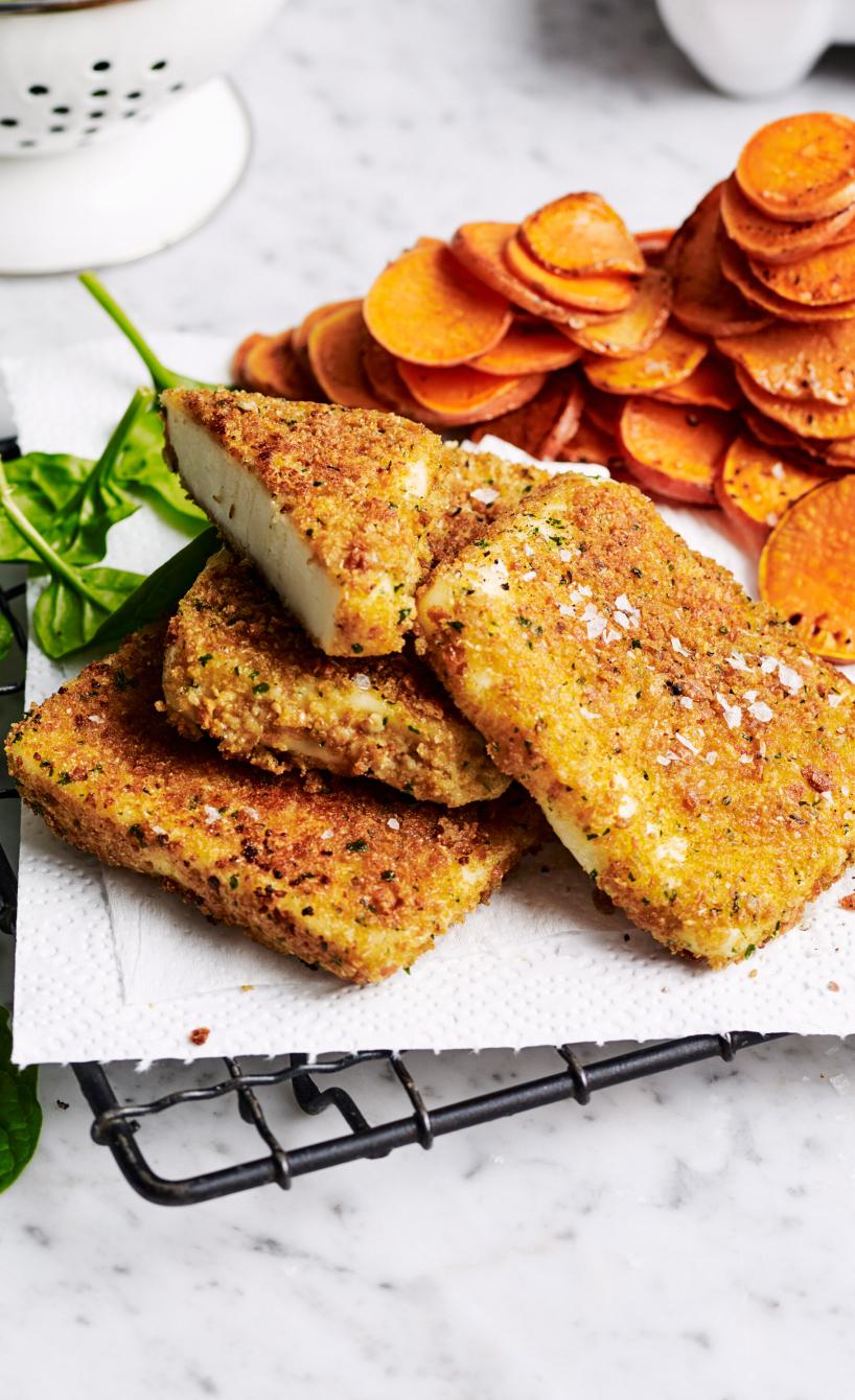 Heißluftfrittierte Halloumi-Schnitzel und Süßkartoffelscheiben angerichtet auf einem Teller