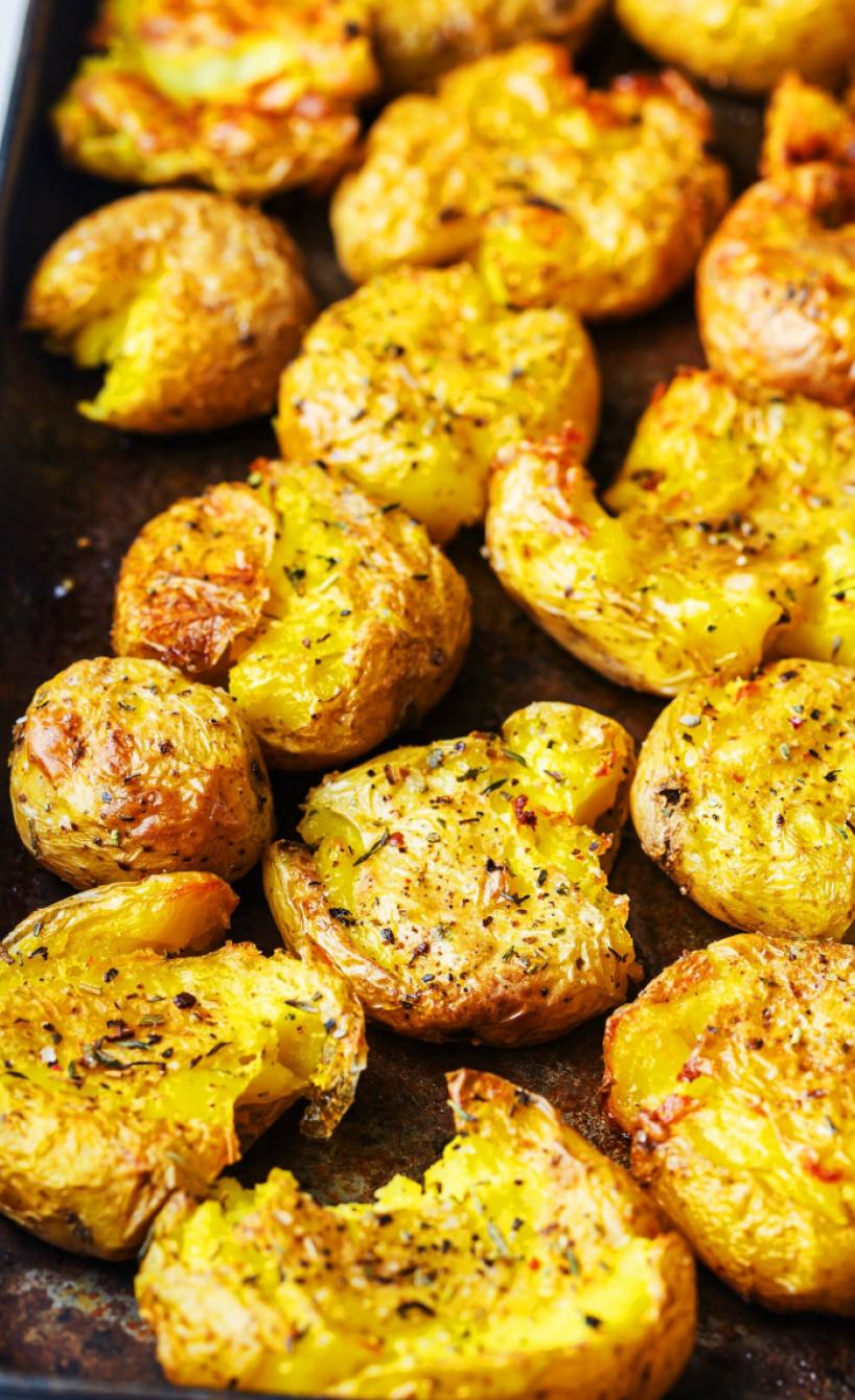 Knusprige Smashed Potatoes mit Knoblauch