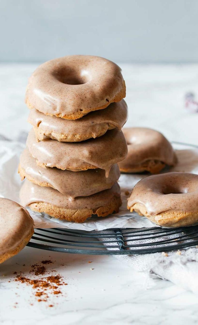 Lebkuchen-Donuts gestapelt auf einem Teller