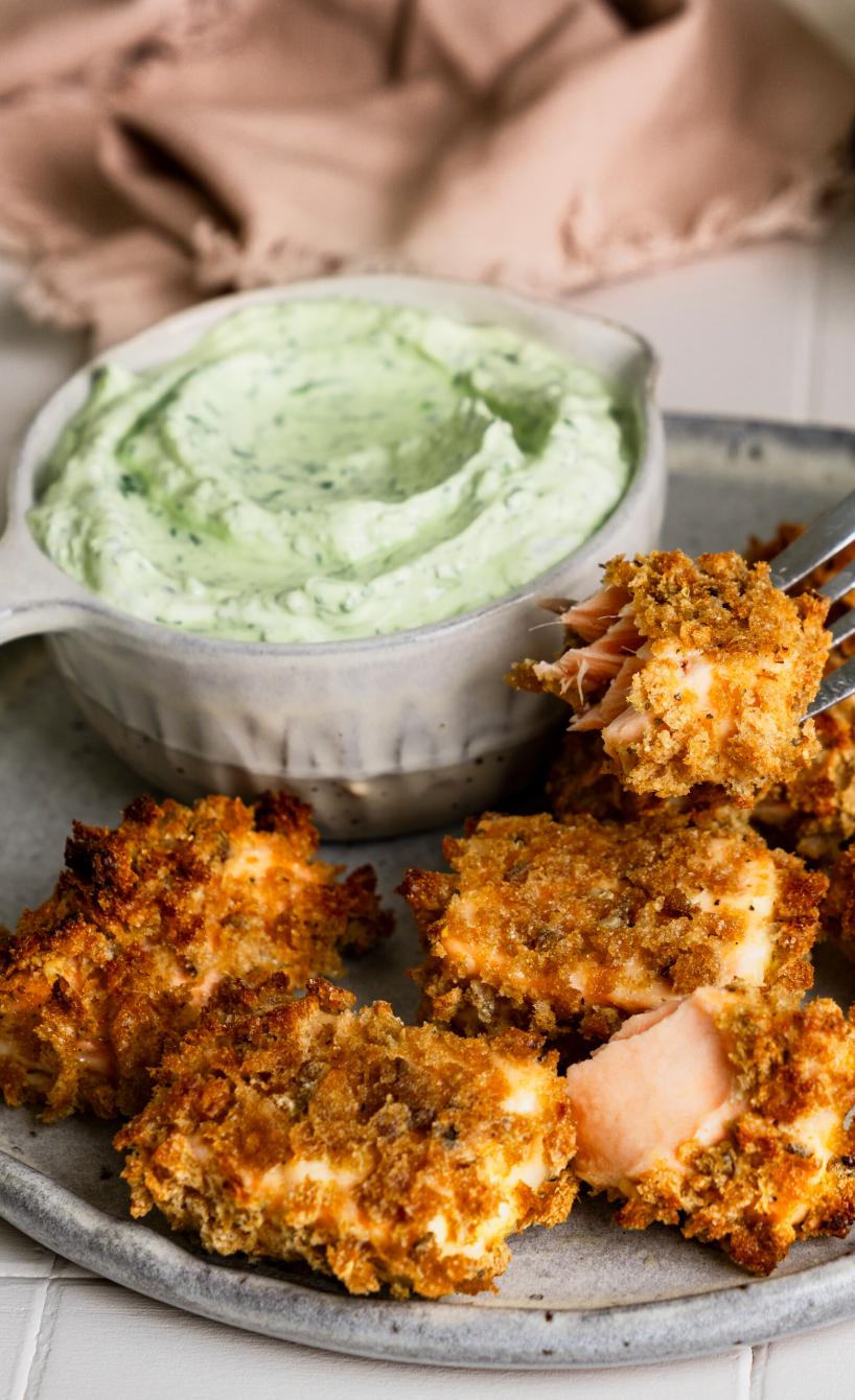 Crispy-Lachswürfel mit Frischkäse-Kräutercreme