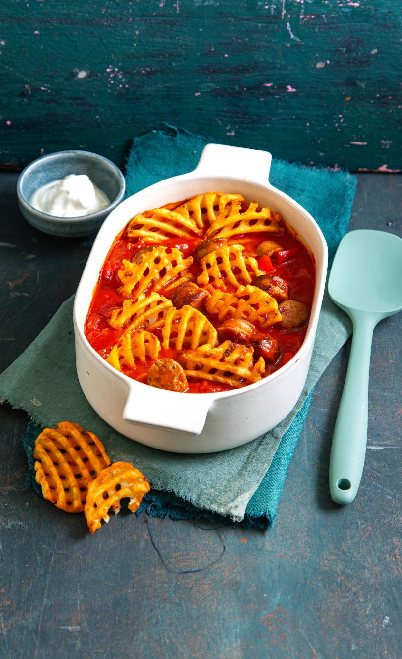 Currywurst-Ofengulasch mit Gitterpommes