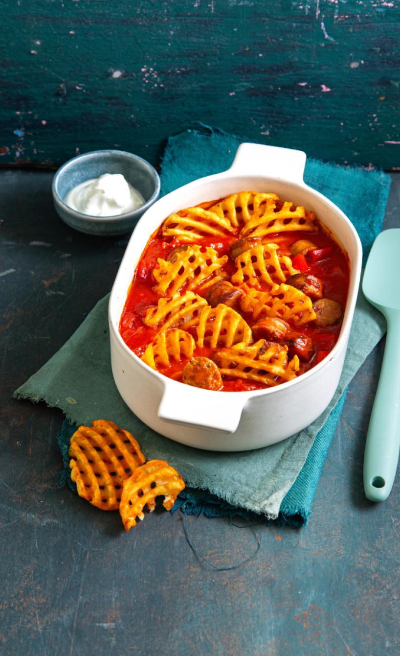 Currywurst-Ofengulasch mit Gitterpommes