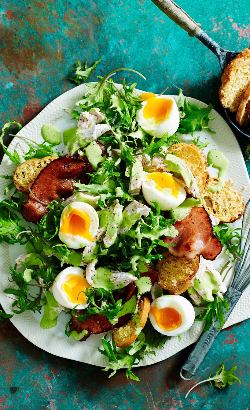 Grüner Salat mit Bacon und Ei