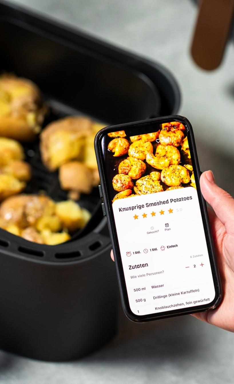 Person fotografiert mit Smartphone Smashed Potatoes im Airfryer