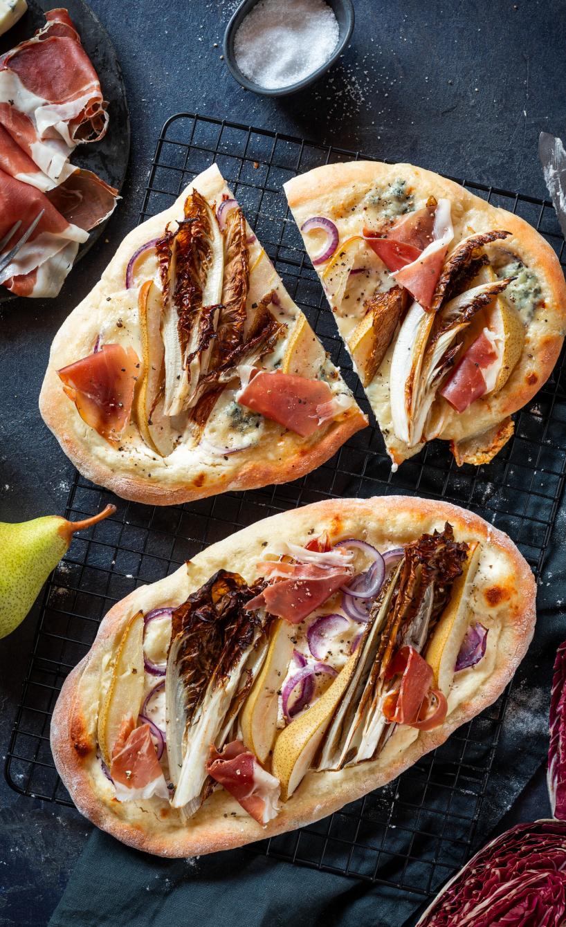 Radicchio-Pinsa mit Birne und Gorgonzola