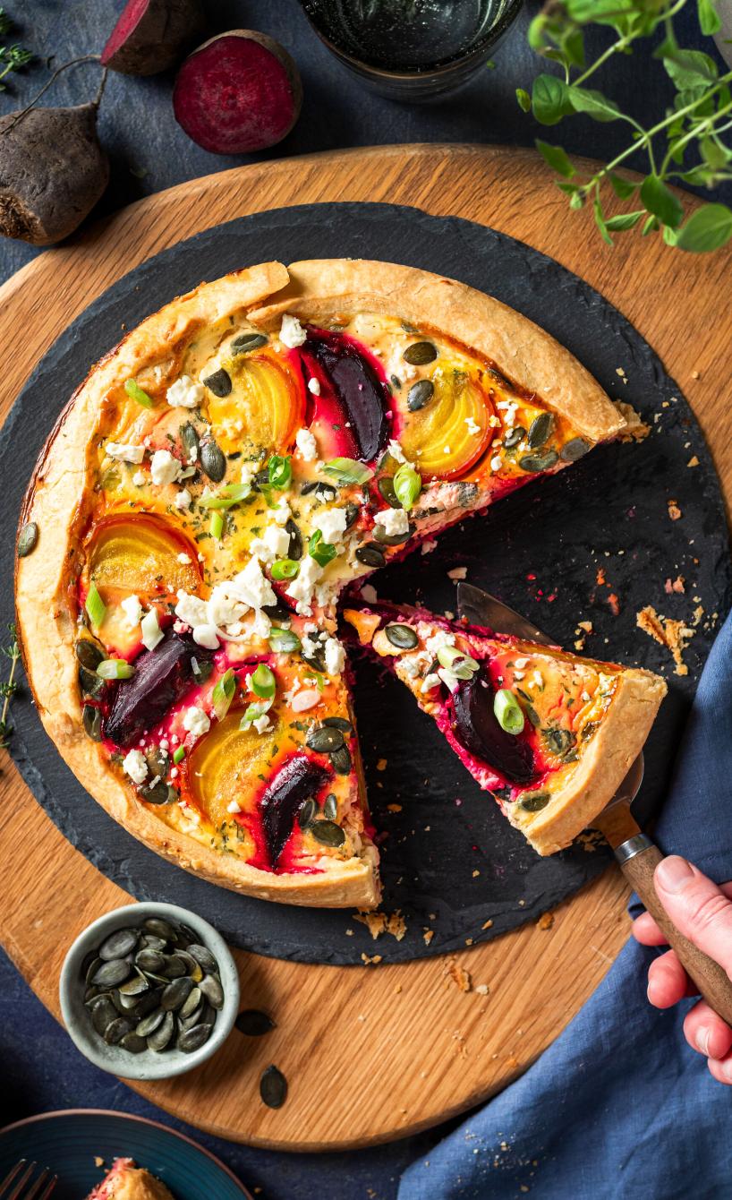 Bete-Quiche mit Feta und Kürbiskernen