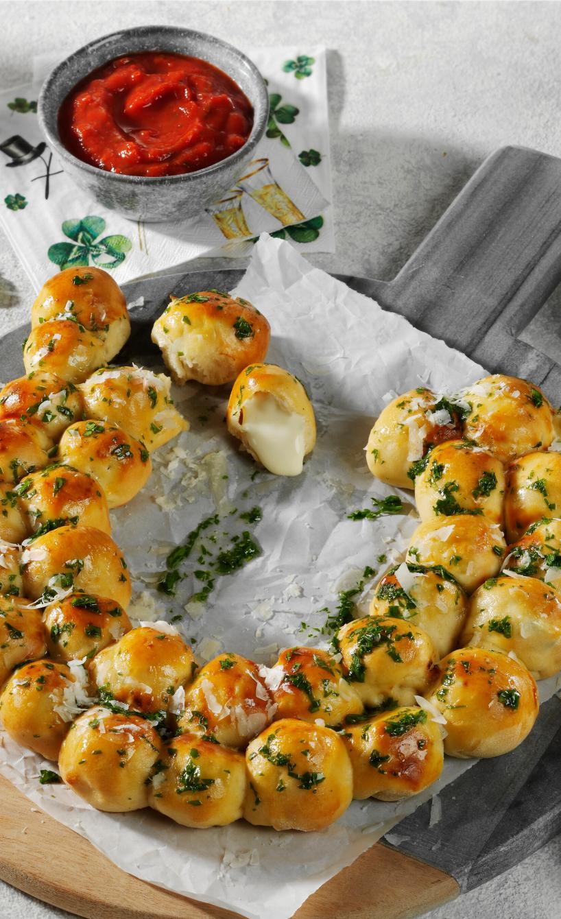 Gebackene Mozzarellabällchen mit Tomatensauce