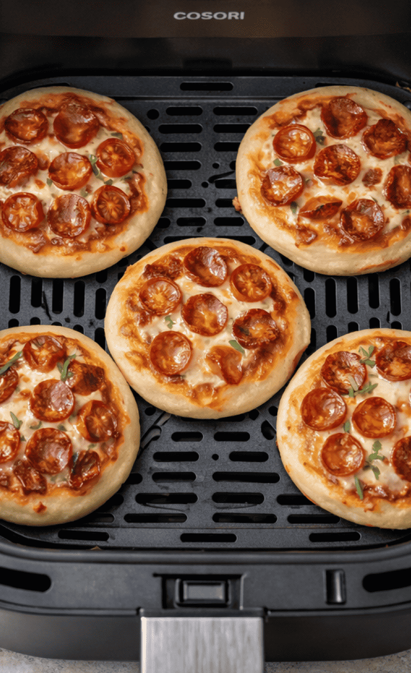5 Mini-Pizzen in einem Airfryer mit Salami-Topping