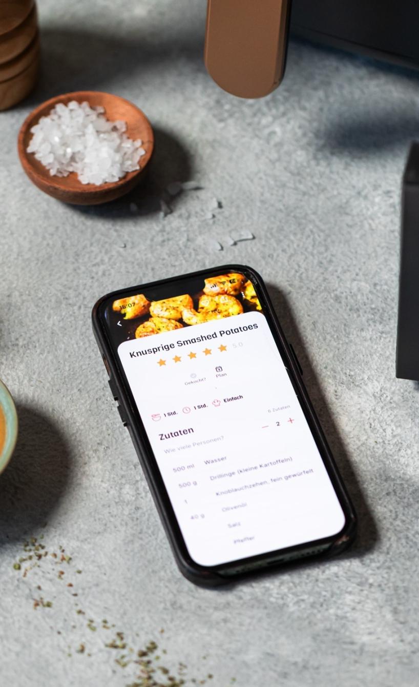 Handy mit Airfryer und Zutaten