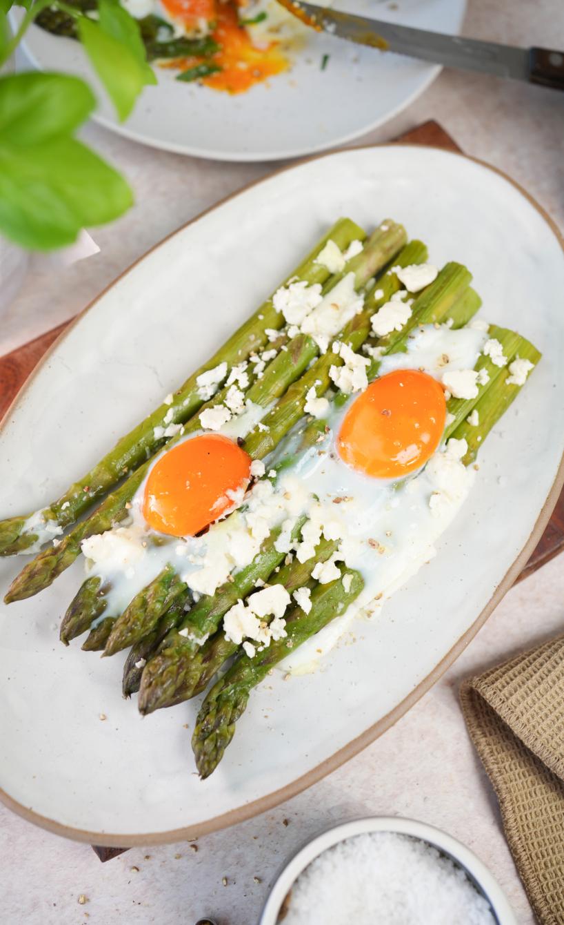 Grüner Spargel mit Feta und Ei