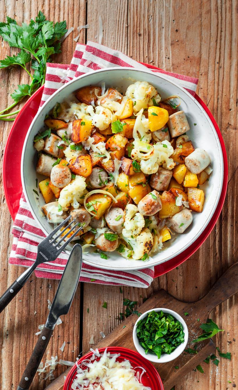 Bratwurstpfanne mit Blumenkohl und Kartoffeln