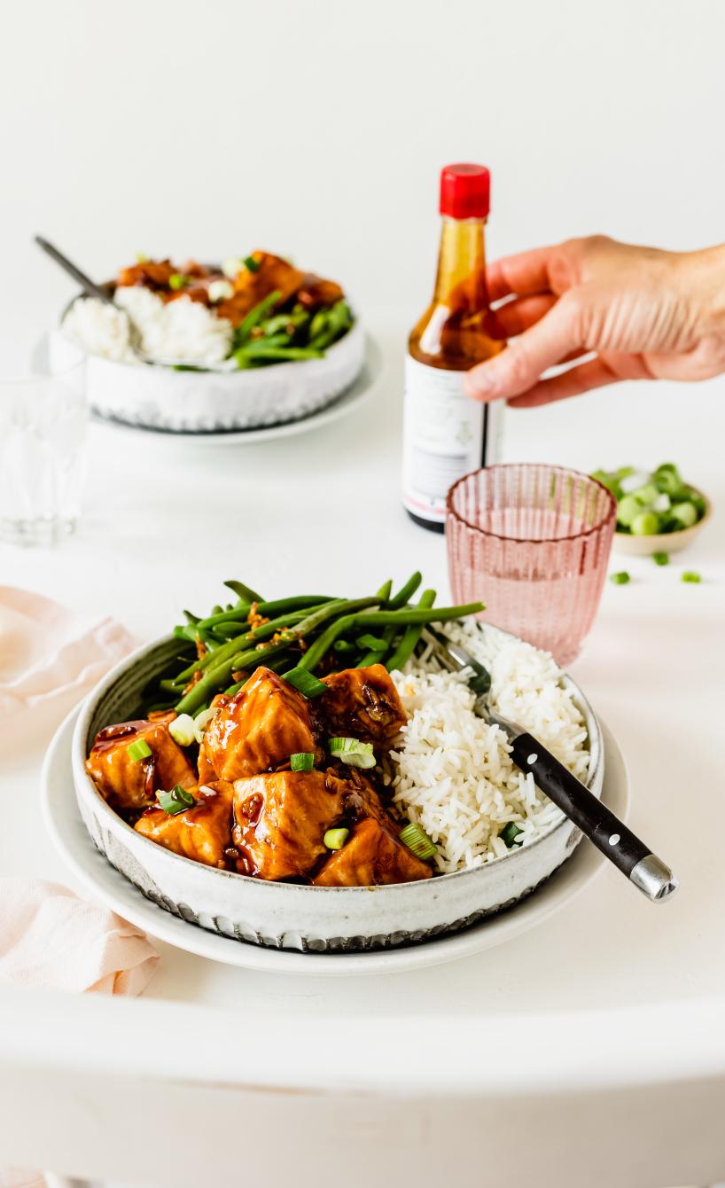 Teriyaki-Lachswürfel mit Reis und grünen Bohnen