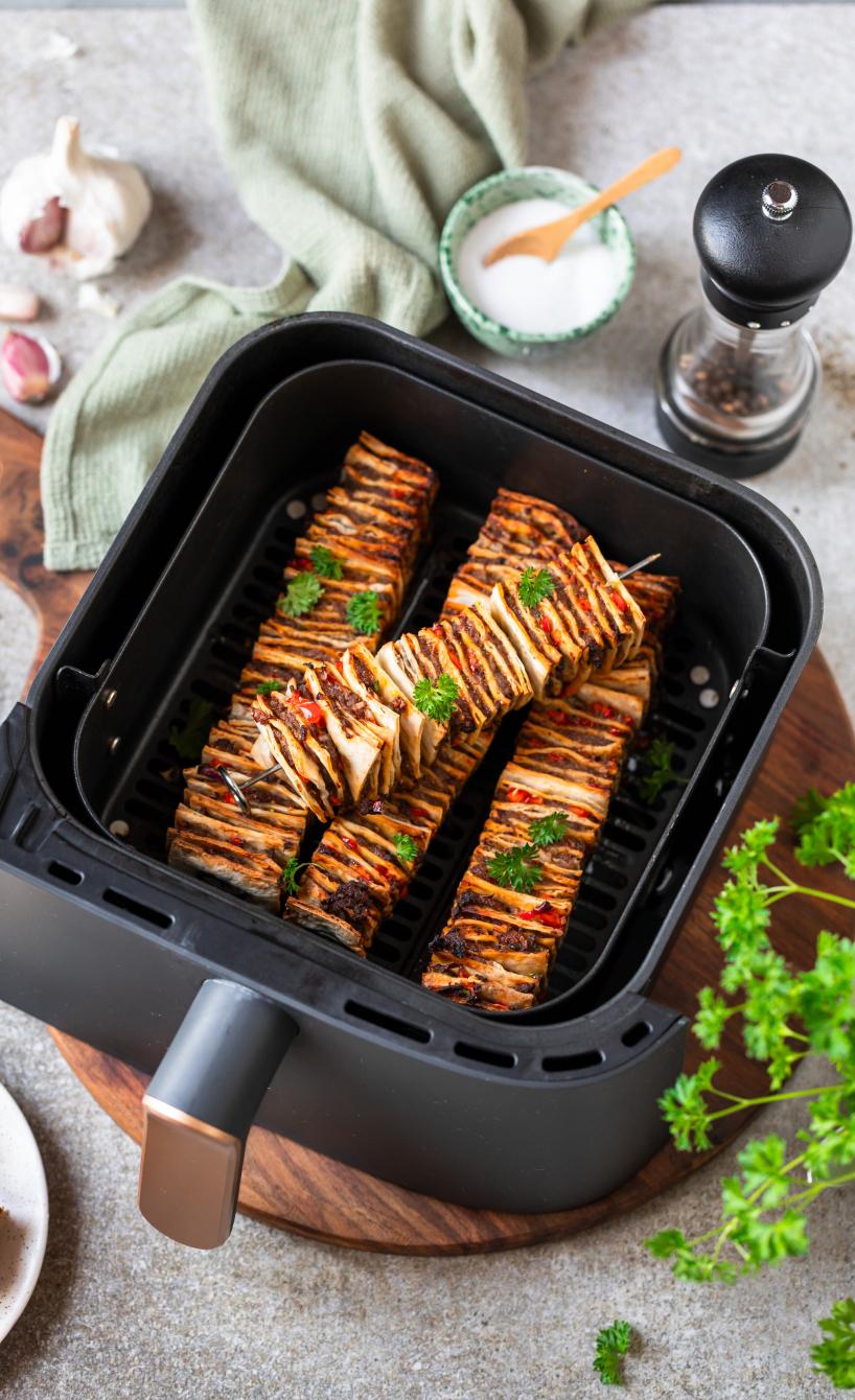 Kebab-Wrap-Spieße in der Schublade einer Heißluftfritteuse