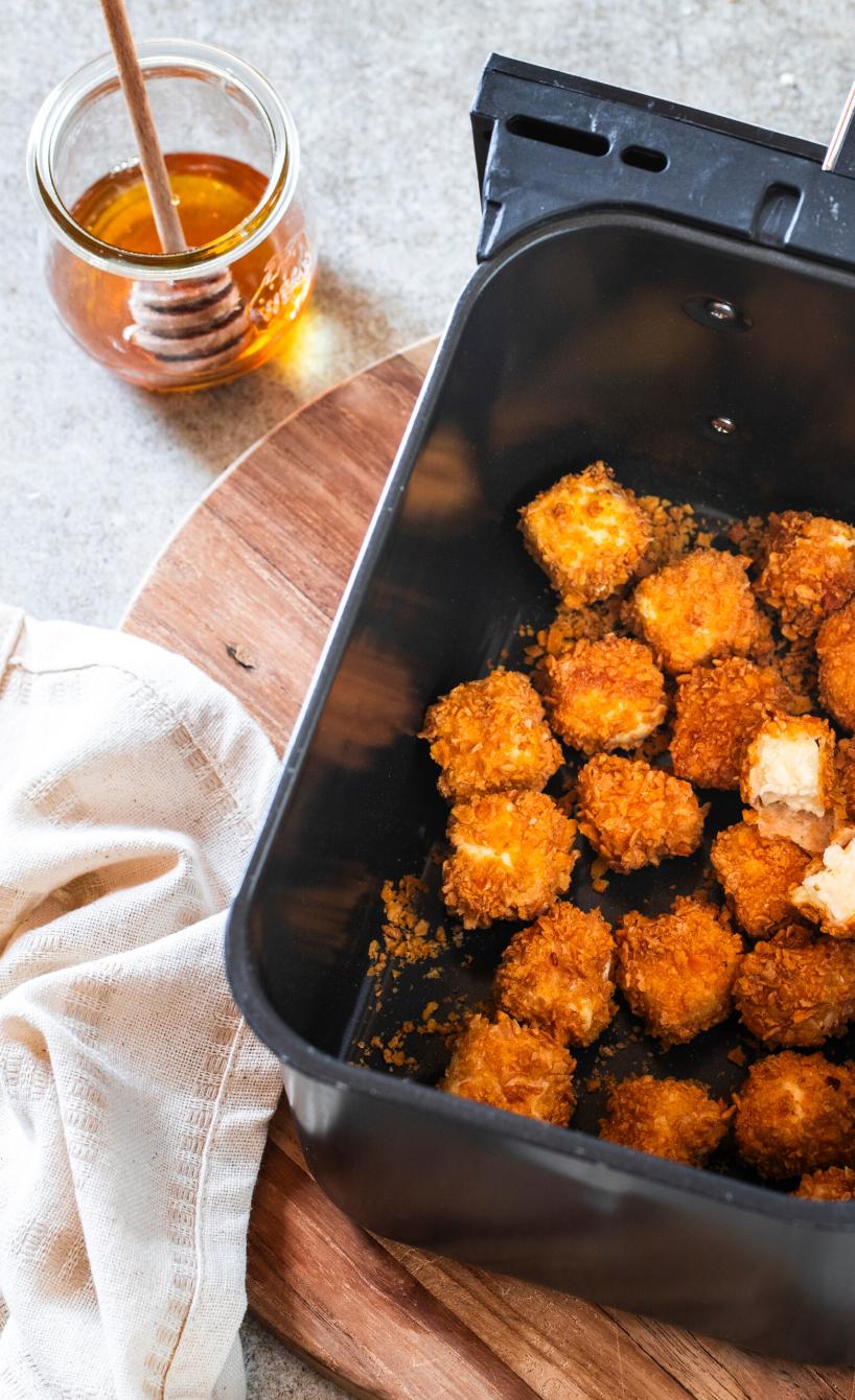 Gebackene Feta-Würfel in Cornflakes-Panade aus der Heißluftfritteuse