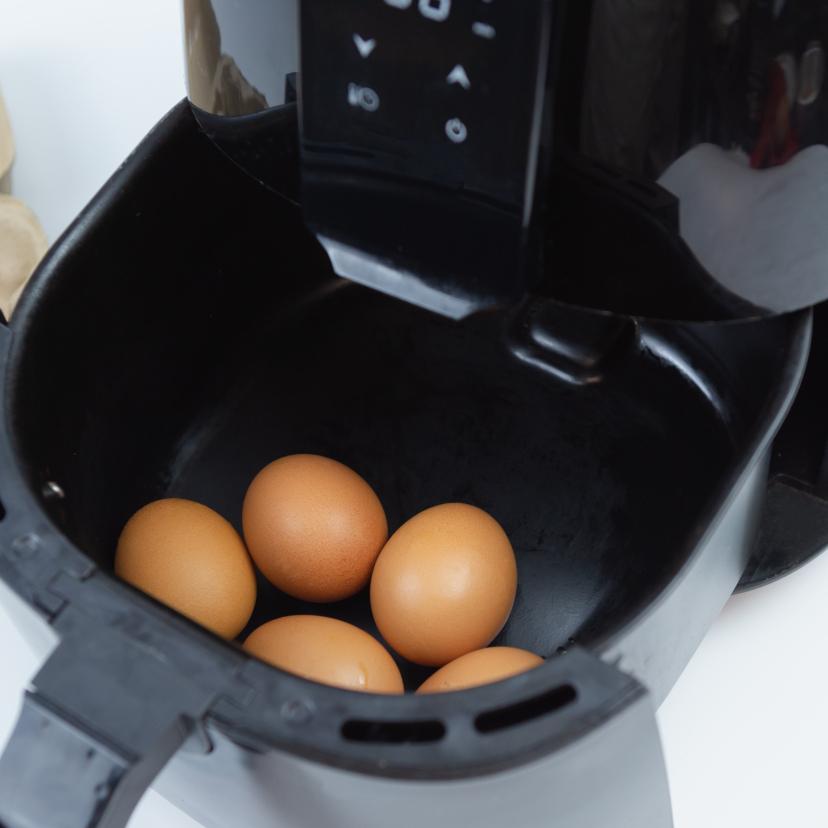 Gekochte Eier in der Schublade eines Airfryers