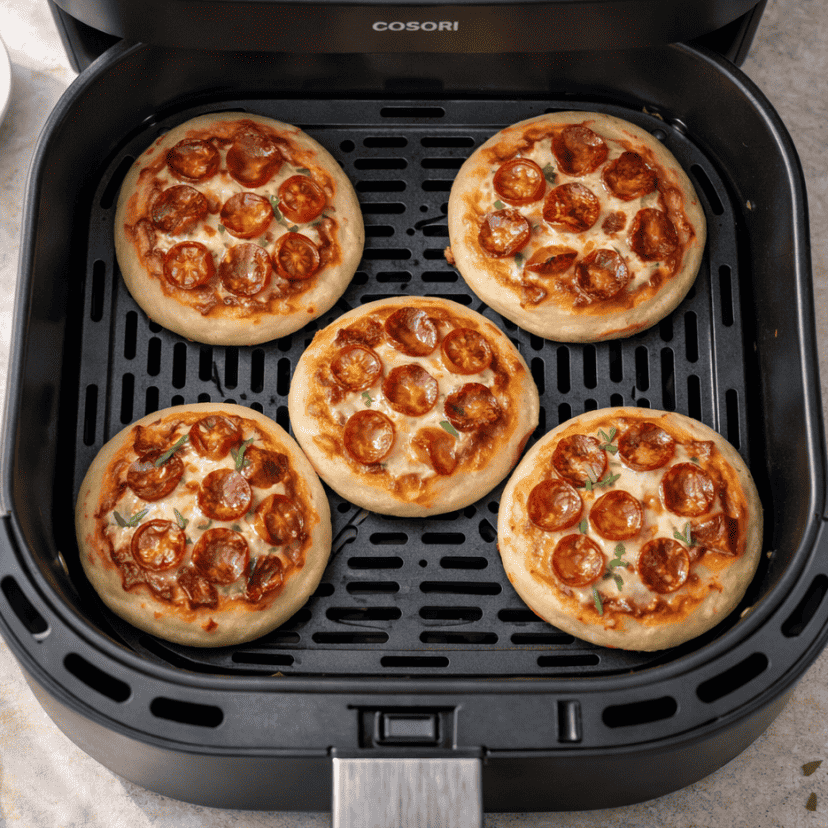 5 Mini-Pizzen in einem Airfryer mit Salami-Topping