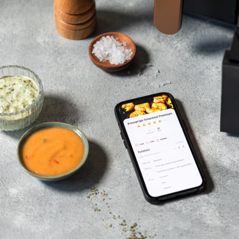 Handy mit Airfryer und Zutaten