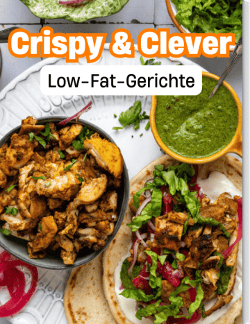 Chicken Schwarma auf einem Teller mit Fladenbrot und weiteren Beilagen